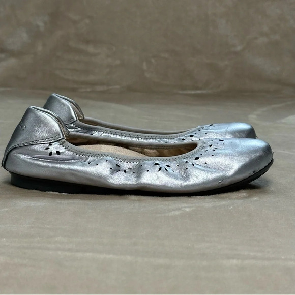 Vionic Geneva Ballet Flat Soft Metallic Silver Perforated Leather Sz 7.5 - Picture 1 of 13